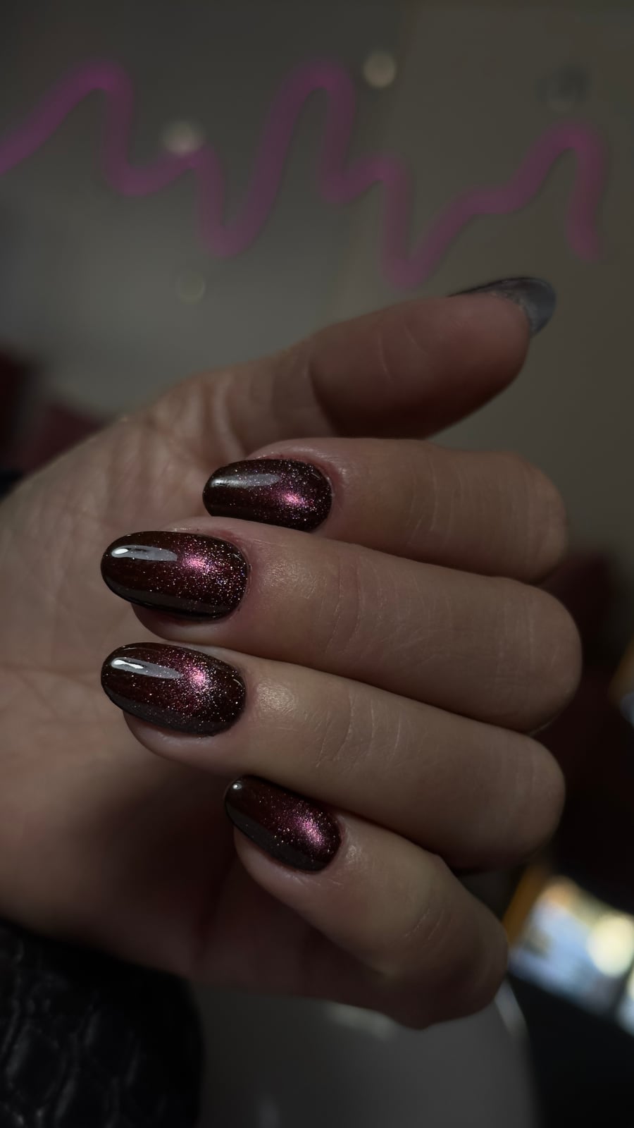 Unhas alongadas em gel com acabamento personalizado.