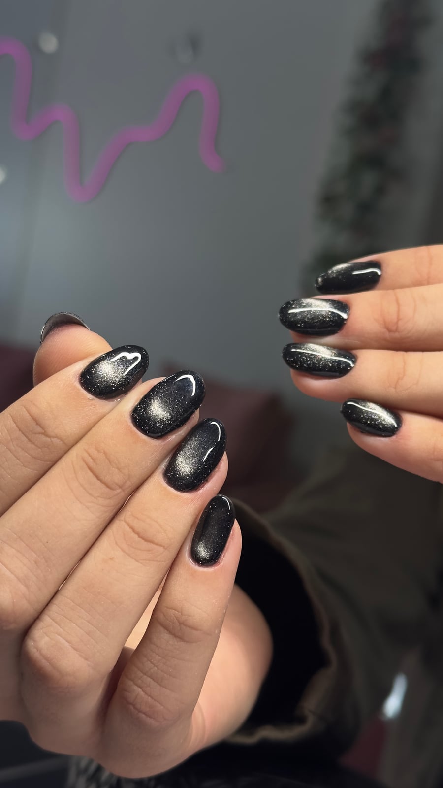 Unhas naturais com banho de gel e acabamento uniforme.
