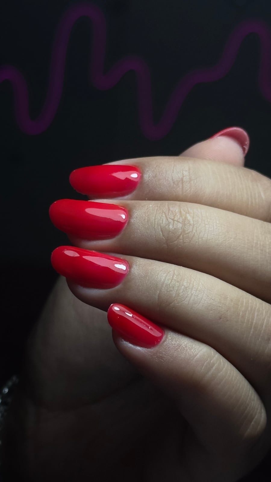 Unhas com esmaltação em gel e acabamento brilhante.