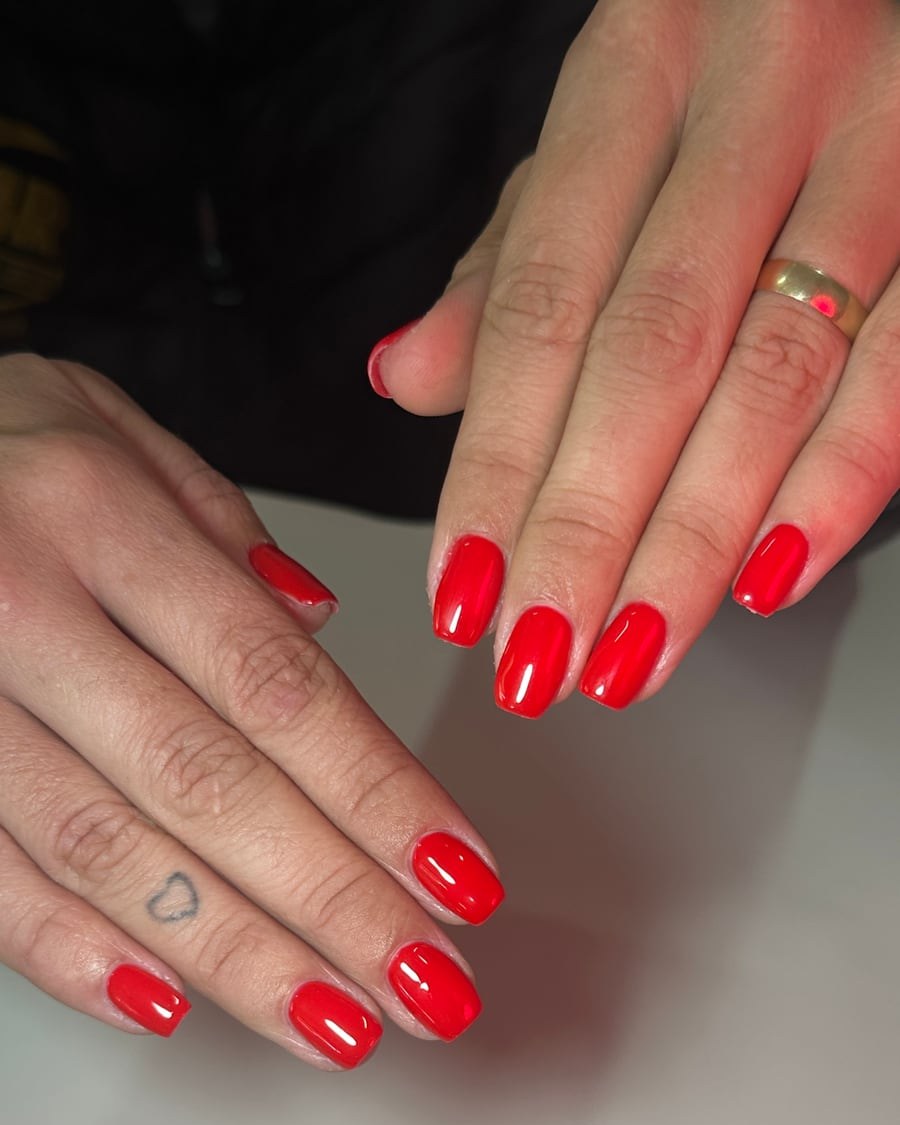 Unhas com esmaltação tradicional e acabamento cuidadoso.